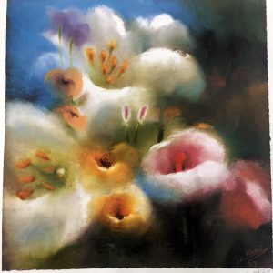 Ein Pastellbild mit weicher Fokussierung von blühenden Blumen in Weiß-, Rosa-, Orange- und Gelbtönen vor einem dunklen, unscharfen Hintergrund mit Andeutungen von Blau und Grün. Das Bild hat eine träumerische, ätherische Qualität.