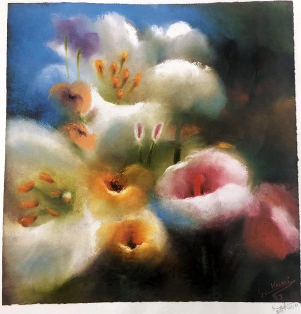 Ein Pastellbild mit weicher Fokussierung von blühenden Blumen in Weiß-, Rosa-, Orange- und Gelbtönen vor einem dunklen, unscharfen Hintergrund mit Andeutungen von Blau und Grün. Das Bild hat eine träumerische, ätherische Qualität.