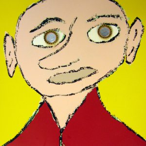 Ein farbenfrohes, abstraktes Porträt einer Person mit kahlem Kopf, großen ungleichmäßigen Augen und übertriebenen Gesichtszügen, die ein rotes Hemd vor einem leuchtend gelben Hintergrund trägt. Die Augen scheinen aus münzähnlichen Objekten gemacht zu sein.