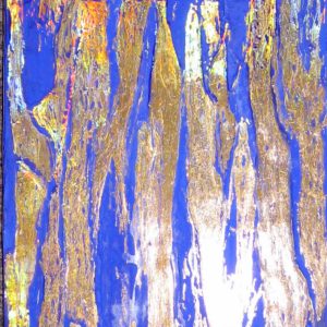 Abstraktes Kunstwerk mit strukturierten, schimmernden goldenen und irisierenden Streifen auf einem leuchtend blauen Hintergrund, mit einem zentralen, erhabenen Quadrat, das ein goldenes, augenähnliches Symbol enthält, das von strahlenden Linien umgeben ist.