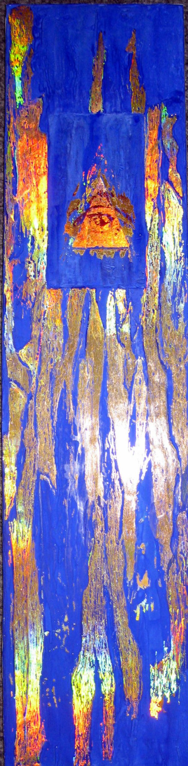 Abstraktes Kunstwerk mit strukturierten, schimmernden goldenen und irisierenden Streifen auf einem leuchtend blauen Hintergrund, mit einem zentralen, erhabenen Quadrat, das ein goldenes, augenähnliches Symbol enthält, das von strahlenden Linien umgeben ist.