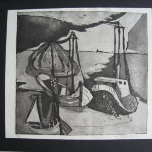 Das abstrakte Schwarz-Weiß-Kunstwerk zeigt Boote, die an der Küste angedockt sind, mit kühnen Linien, dunklen Schatten und geometrischen Formen, die den Hafen, das Wasser und den dramatischen Himmel andeuten.