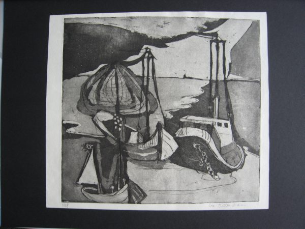 Das abstrakte Schwarz-Weiß-Kunstwerk zeigt Boote, die an der Küste angedockt sind, mit kühnen Linien, dunklen Schatten und geometrischen Formen, die den Hafen, das Wasser und den dramatischen Himmel andeuten.