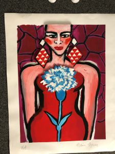 Ein farbenfrohes Gemälde einer Person in einem roten Kleid mit weißen und roten geometrischen Ohrringen, die eine große blaue Blume hält. Der Hintergrund zeigt kühne, kastanienbraune Formen, die an gesprungenen Stein erinnern.