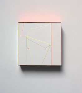 Ein quadratisches weißes Wandkunstwerk mit dünnen, geometrischen Linien in Neongelb und Pink. Ein subtiles rosa Licht leuchtet hinter dem oberen Rand und erzeugt einen sanften Lichtschein an der Wand.