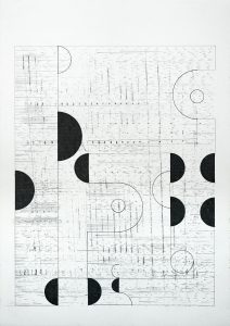 Abstraktes Schwarz-Weiß-Kunstwerk mit schwarzen Halbkreisen und Viertelkreisen, die ein Gitter aus dünnen vertikalen und horizontalen Linien schneiden, mit kleinen Kratzern und Markierungen auf einem weißen rechteckigen Hintergrund.