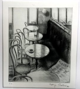 Eine Schwarz-Weiß-Skizze eines leeren Cafés zeigt runde Tische, Bugholzstühle, eine lange gepolsterte Bank, eine Tasse mit Untertasse auf einem Tisch und eine Zeitung auf dem Boden neben dem Eckfenster.