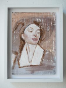 Ein gerahmtes Gemälde zeigt eine Frau mit blasser Haut, kurzen braunen Haaren und einem weißen Kragen. Der Hintergrund ist braun mit vertikalen weißen Streifen, was dem Porträt ein abstraktes, strukturiertes Aussehen verleiht.