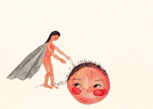 Eine Frau mit einem grauen Umhang steht neben einem großen, runden, roten Gesicht mit kurzen schwarzen Haaren und rosigen Wangen. Sie scheint die Haare im Gesicht zu stutzen oder mit ihnen zu interagieren. Der Hintergrund ist einfarbig beige.