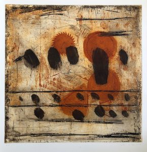 Abstraktes Kunstwerk mit sich überlappenden rötlich-orangen und dunkelbraunen ovalen Formen, schwarzen Pinselstrichen und verstreuten Linien auf einem strukturierten beigen Hintergrund mit horizontalen schwarzen Linien in der unteren Hälfte.