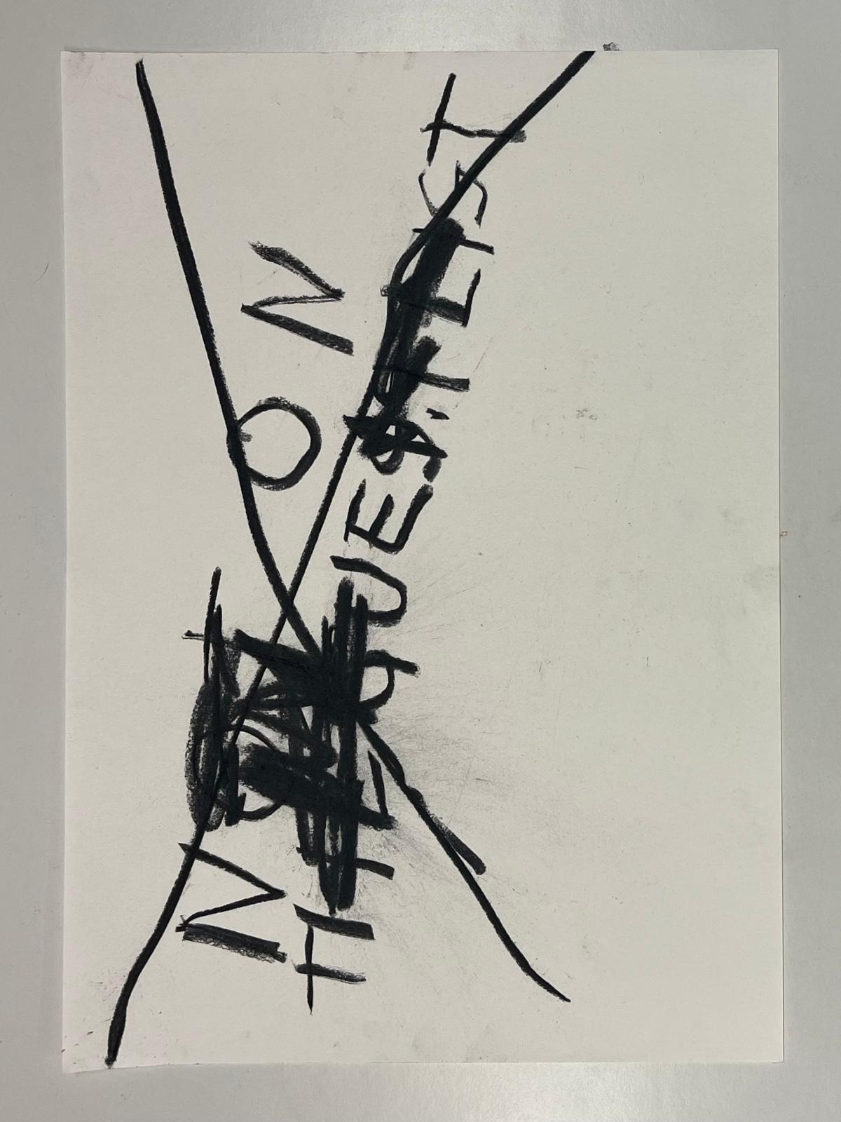 Ein weißes Blatt mit schwarzen, fetten, groben Linien und Kritzeleien, die von diagonalen Linien durchschnitten werden. Es sind Buchstaben wie N, H, O, E, U und S zu sehen, von denen sich einige wiederholen und überlappen, wodurch ein abstraktes Muster entsteht.