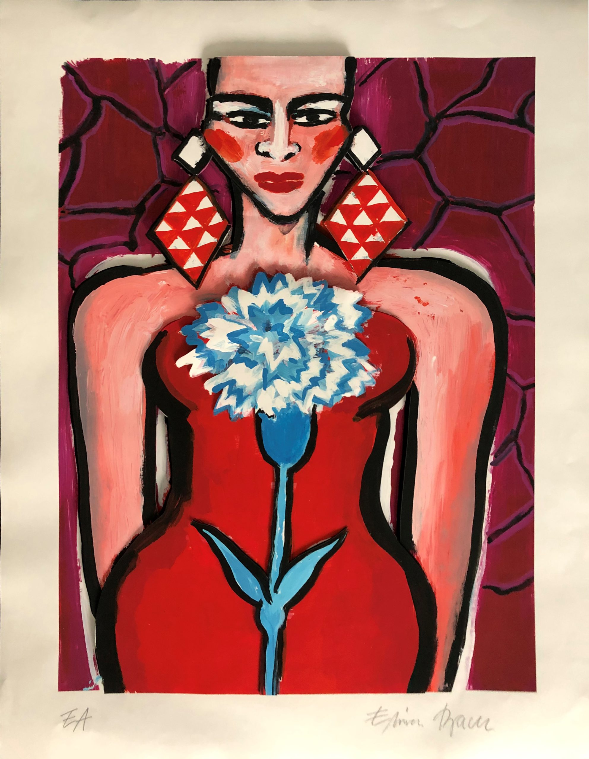 Ein farbenfrohes Gemälde einer Person in einem roten Kleid mit geometrischen roten Ohrringen, die eine große blaue und weiße Blume hält. Der Hintergrund zeigt ein abstraktes Muster in Burgunder- und Rosatönen.