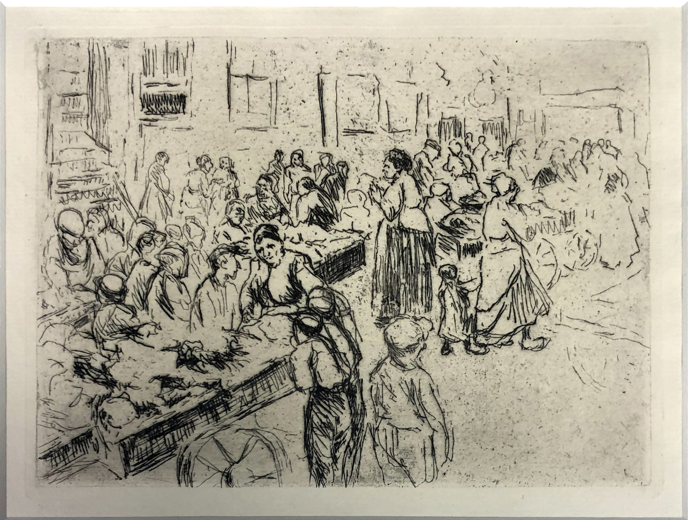 Schwarz-Weiß-Skizze, die eine belebte Marktszene im Freien mit vielen Menschen zeigt, die sich um mit Waren gefüllte Tische scharen. Erwachsene und Kinder interagieren und bewegen sich durch den Markt. Im Hintergrund sind Gebäude zu sehen.