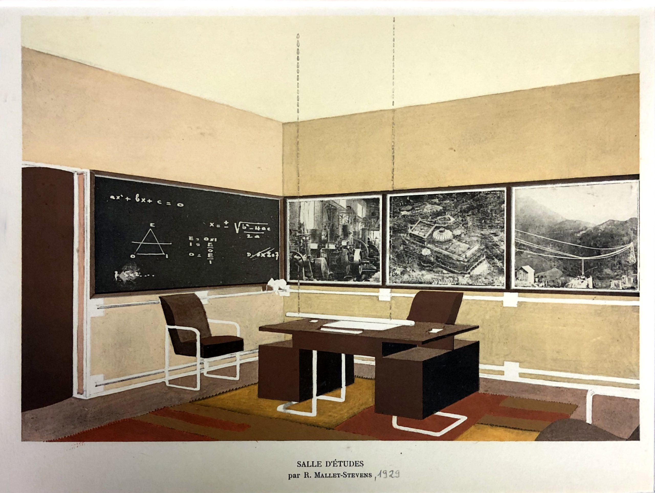 Ein modernes Arbeitszimmer von 1923 mit einem Schreibtisch, Stühlen, einer Kreidetafel mit Diagrammen und zwei großen Wandkarten oder Luftaufnahmen. Das Design ist geometrisch und minimalistisch, mit warmen Tönen und klaren Linien.