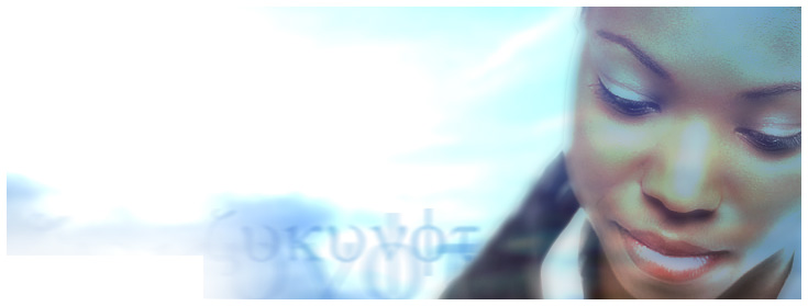 Eine Nahaufnahme einer Person, die mit einem ruhigen Gesichtsausdruck nach unten schaut, vor einem weichen blauen und weißen Hintergrund mit verschwommenen Textelementen.