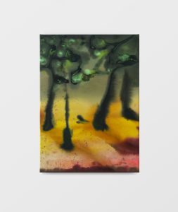Ein abstraktes Gemälde zeigt dunkelgrüne Formen, die an Bäume erinnern, vor einem Hintergrund aus gelben, orangefarbenen und roten Tönen, die eine Waldszene mit Sonnenlicht und Schatten andeuten.