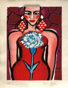 Ein kühnes Gemälde einer Frau in einem roten Kleid, die eine große blau-weiße Nelke mit grünem Stiel hält. Sie trägt geometrische rote Ohrringe, ist stark geschminkt und steht vor einem violetten, gemusterten Hintergrund.