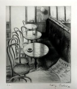 Eine Schwarz-Weiß-Skizze zeigt ein ruhiges Café mit leeren runden Tischen, gebogenen Holzstühlen, einem Glas, einer Schüssel und einer Zeitung auf einem Tisch. Das Sonnenlicht fällt durch die Fenster auf den gefliesten Boden.