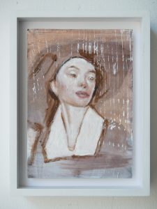 Gerahmtes Gemälde einer Person mit heller Haut und dunklem Haar, die ein weißes Kleidungsstück mit Kragen trägt. Das Porträt ist in gedämpften Braun- und Beigetönen gehalten, mit sichtbaren Pinselstrichen und vertikalen Streifen auf der Oberfläche.