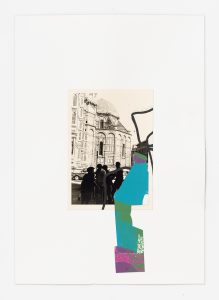 Ein Schwarz-Weiß-Foto von Menschen, die in der Nähe eines historischen Gebäudes stehen, ist auf einem weißen Hintergrund zentriert; abstrakte Formen in Türkis, Lila und Grün überlagern die rechte Seite des Bildes.