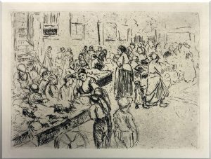 Eine belebte Marktszene im Freien, skizziert in Schwarz-Weiß, mit vielen Menschen, die sich um Tische und Stände versammeln, sich austauschen und einkaufen. Im Hintergrund sind Gebäude und Verkäufer zu sehen.