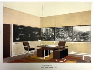 Illustration eines Büros im Vintage-Stil mit Schreibtisch und Stühlen, einer Kreidetafel mit Gleichungen und großen Wandkarten oder Fotografien. Unten beschriftet mit "Salle d'études par R. Mallet-Stevens, 1923".