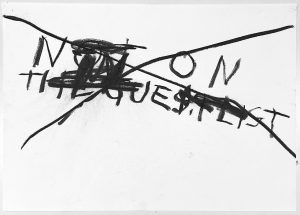 Ein Stück Papier, auf dem mit schwarzer Kreide die Worte NICHT AUF DER GÄSTELISTE geschrieben, durchgestrichen und mit fetten schwarzen Kreuzen durchkritzelt waren.