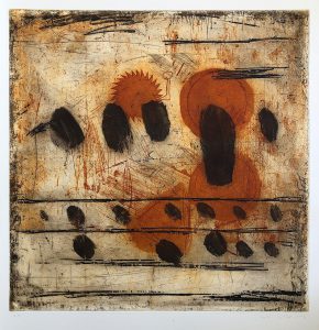 Abstraktes Kunstwerk mit verstreuten schwarzen ovalen Formen und großen orangefarbenen Kreisformen auf einem strukturierten, cremefarbenen Hintergrund mit feinen kratzähnlichen Linien und Markierungen. Die Komposition ist dynamisch und vielschichtig und suggeriert Bewegung.