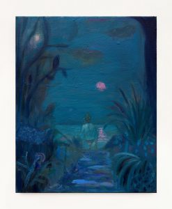 Ein Gemälde, das eine Person zeigt, die nachts am Wasser sitzt, umgeben von Pflanzen und Bäumen, und den rosafarbenen Mond betrachtet, der sich unter einem dunkelblauen Himmel auf dem Wasser spiegelt.