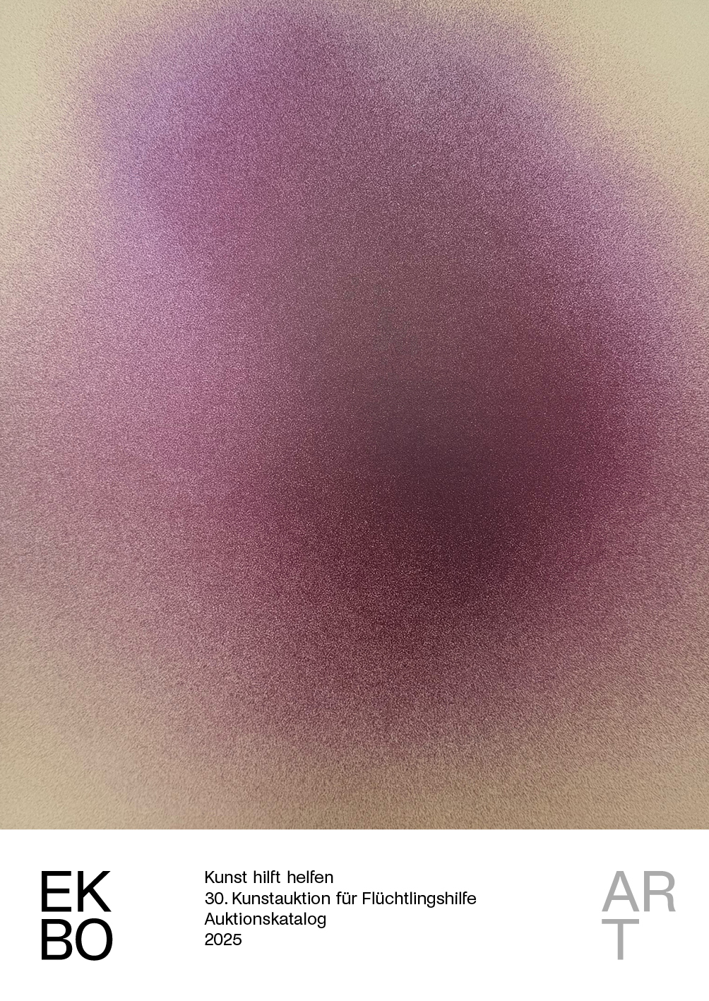 Ein Poster mit einem weichen, abstrakten Farbverlauf von Lila und Rosa in der Mitte auf einem beigen Hintergrund. Der Text darunter lautet: EKBO Kunst hilft helfen 30. Kunstauktion für Flüchtlingshilfe Auktionskatalog 2025 ART.