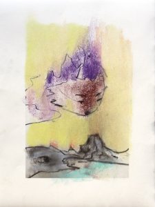 Abstrakte Zeichnung mit einem schwebenden Gesicht mit lila Haaren über einer Landschaft mit einem grauen Berg und blauem Wasser, skizziert mit lockeren Linien und weichen Pastellfarben auf einem hellen Hintergrund.