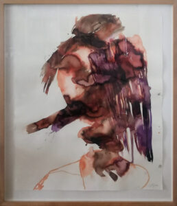 Ein gerahmtes, abstraktes Aquarellbild, das einen Kopf und die Schultern zeigt, mit kräftigen, fließenden Pinselstrichen in Braun-, Rot- und Violetttönen, die auf weißem Hintergrund eine impressionistische und fragmentierte menschliche Figur entstehen lassen.