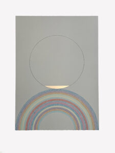 Minimalistisches Kunstwerk, das einen Kreis mit dünner Kontur über sich überlappenden pastellfarbenen Bögen zeigt, die an einen Regenbogen erinnern, mit einem kleinen goldenen Segment am unteren Rand des Kreises auf einem schlichten, hellen Hintergrund.