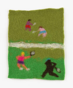 Ein Kunstwerk aus Filz zeigt vier abstrakte Figuren mit Tennisschlägern, die auf einem grünen Platz spielen, der durch eine weiße Linie geteilt ist. Die Figuren sind aus buntem Filz gefertigt und so angeordnet, als würden sie ein Doppel spielen.