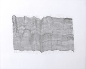 Eine rechteckige Zeichnung aus schwarzen, wellenförmigen, parallel verlaufenden horizontalen Linien, die auf weißem Hintergrund den Eindruck von Stoff oder plätschernden Wellen erwecken.