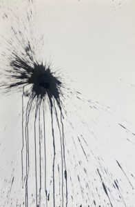 Ein abstraktes Tuschegemälde, das einen schwarzen Farbspritzer zeigt, der von links oben ausstrahlt, wobei dünne Farbtropfen über einen weißen Hintergrund hinablaufen.